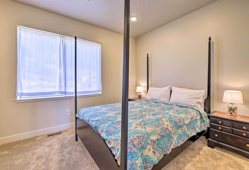 Stunning Adobe Home Overlooking Silver Reef