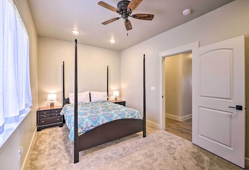 Stunning Adobe Home Overlooking Silver Reef