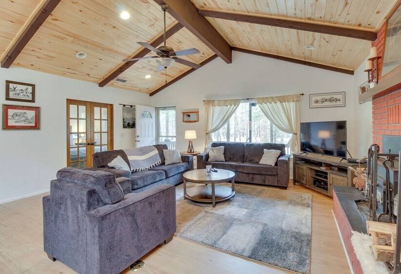 Near Golf & Hiking: Updated Country Club Cabin!