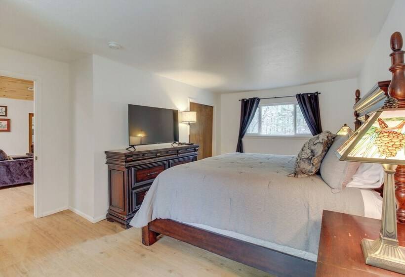 Near Golf & Hiking: Updated Country Club Cabin!