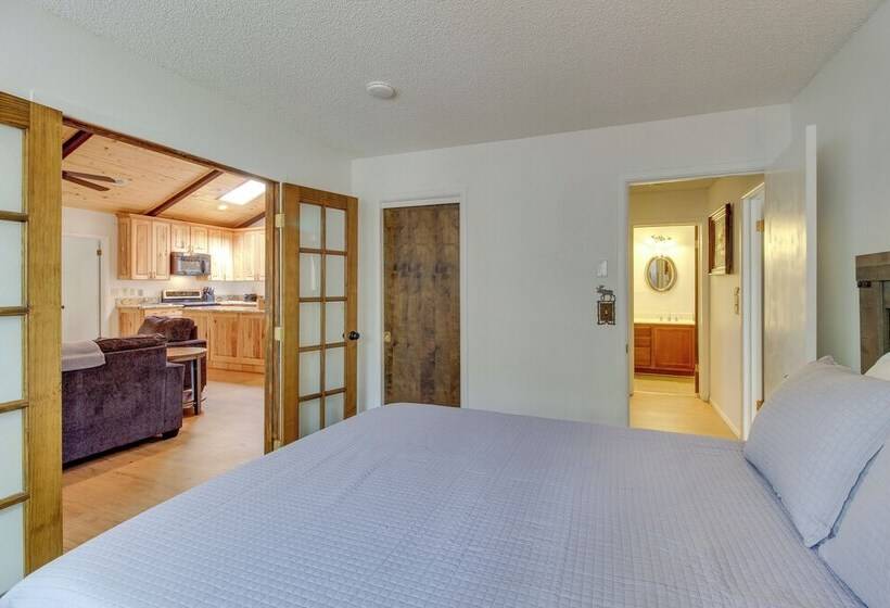 Near Golf & Hiking: Updated Country Club Cabin!