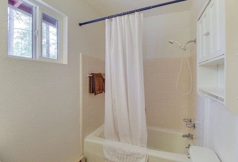 Near Golf & Hiking: Updated Country Club Cabin!