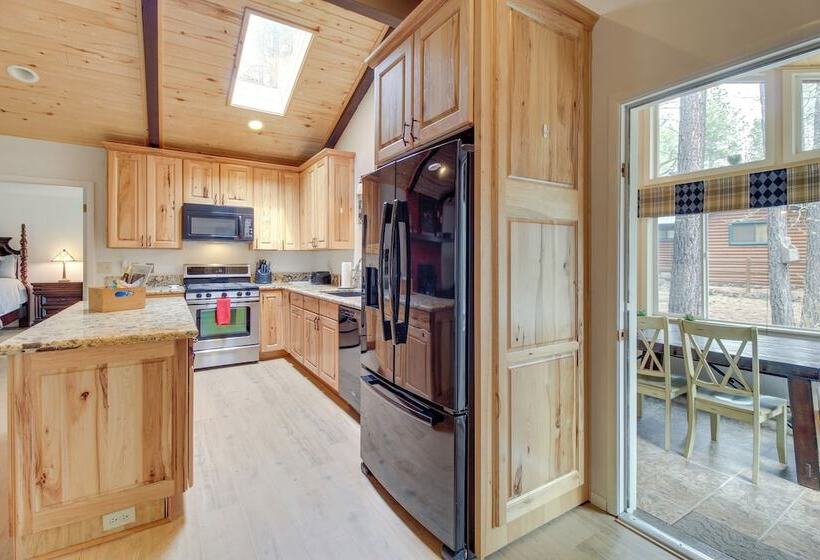 Near Golf & Hiking: Updated Country Club Cabin!