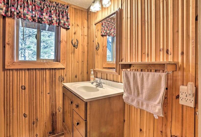 Whitewood Cabin: Deck, Gas Grill & Hot Tub!