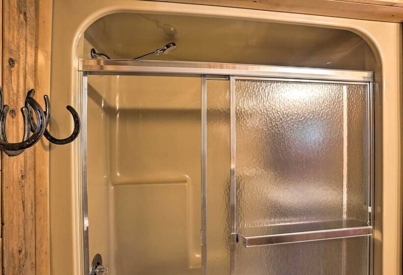 Whitewood Cabin: Deck, Gas Grill & Hot Tub!