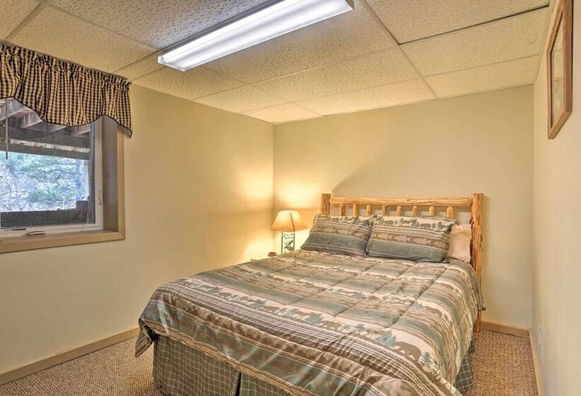 Whitewood Cabin: Deck, Gas Grill & Hot Tub!