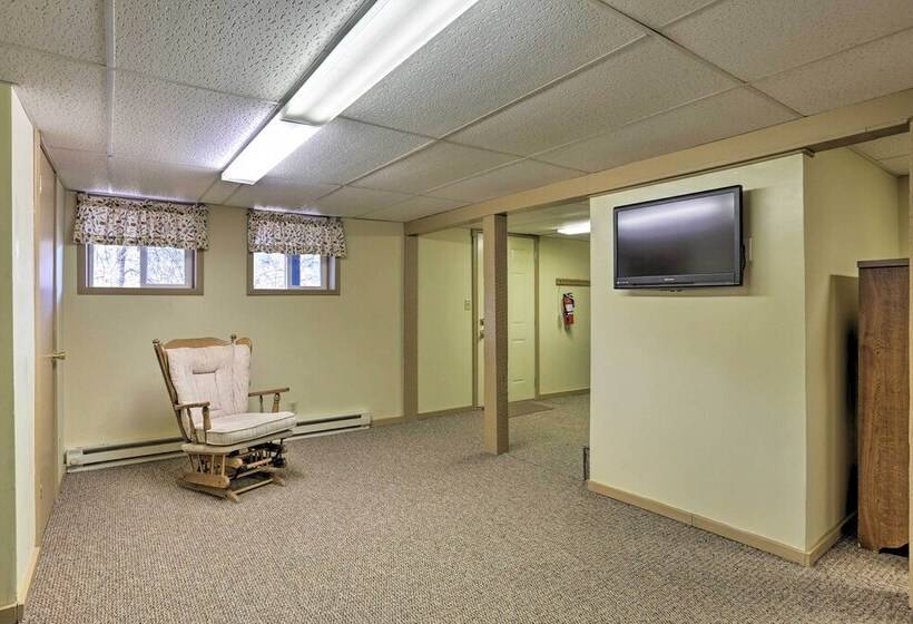 Whitewood Cabin: Deck, Gas Grill & Hot Tub!