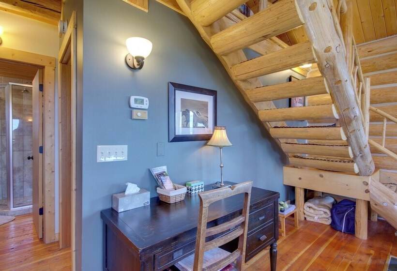 Yellowstone Cabin W/ Stunning Mountain Views