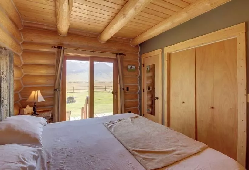 Yellowstone Cabin W/ Stunning Mountain Views