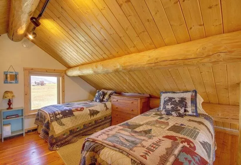 Yellowstone Cabin W/ Stunning Mountain Views