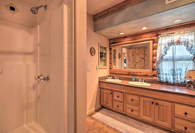 Quaint Williams Cabin Near Grand Canyon