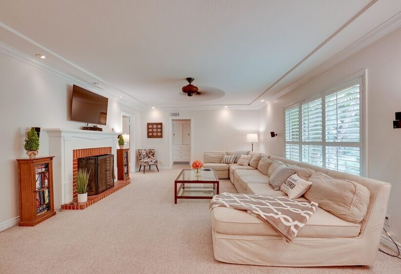 Bakersfield Oasis: Sweet Tropical Pool Setup!