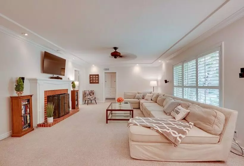 Bakersfield Oasis: Sweet Tropical Pool Setup!