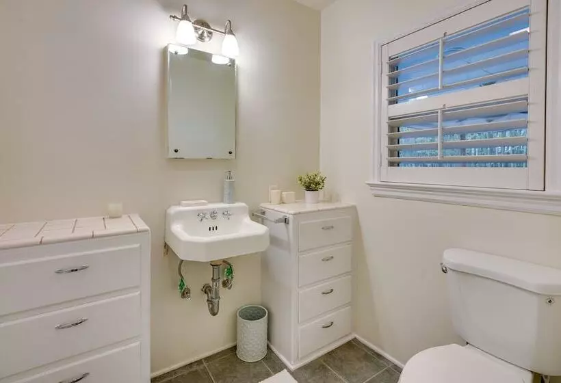 Bakersfield Oasis: Sweet Tropical Pool Setup!