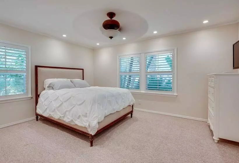 Bakersfield Oasis: Sweet Tropical Pool Setup!