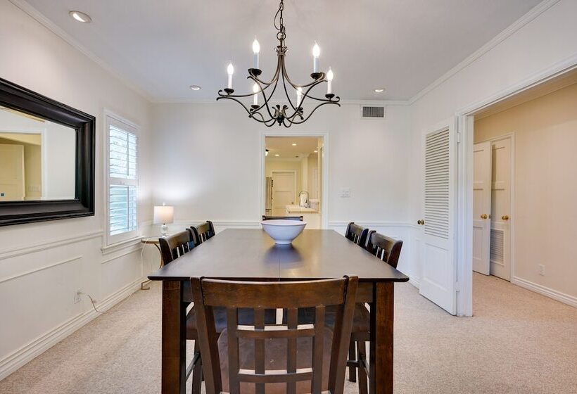 Bakersfield Oasis: Sweet Tropical Pool Setup!