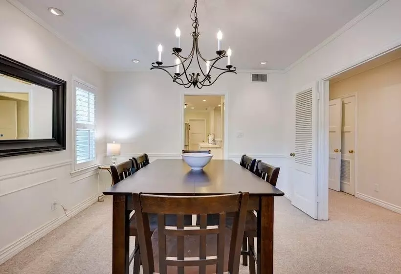 Bakersfield Oasis: Sweet Tropical Pool Setup!