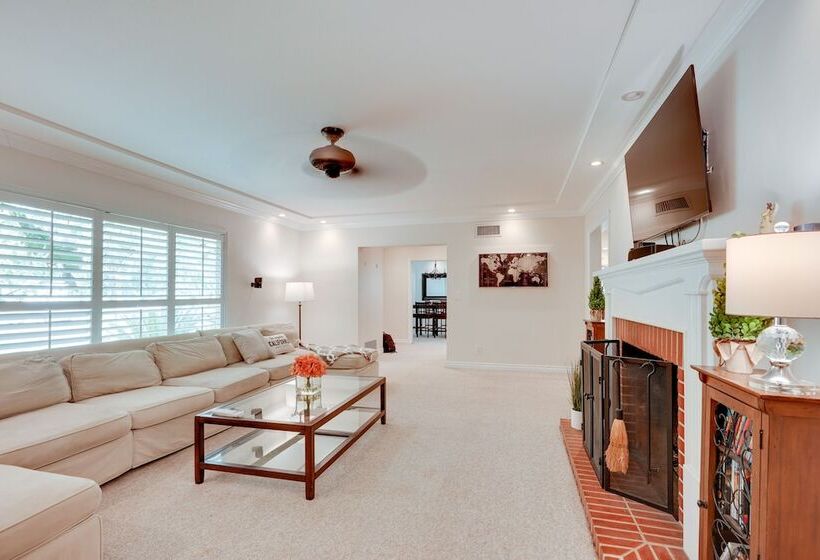 Bakersfield Oasis: Sweet Tropical Pool Setup!