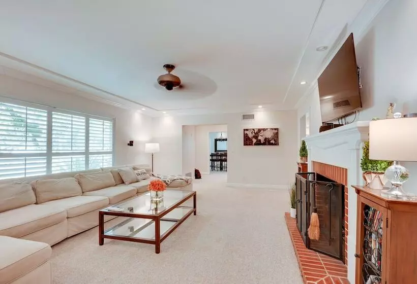 Bakersfield Oasis: Sweet Tropical Pool Setup!