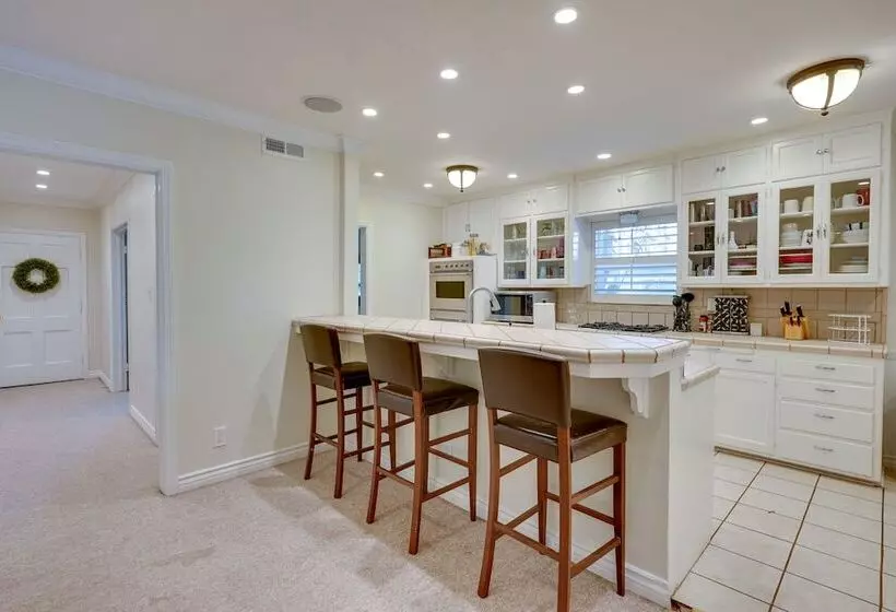 Bakersfield Oasis: Sweet Tropical Pool Setup!