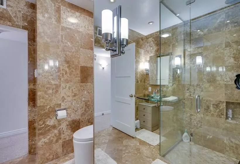 Bakersfield Oasis: Sweet Tropical Pool Setup!