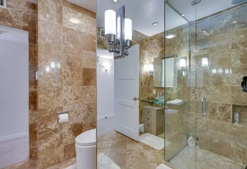 Bakersfield Oasis: Sweet Tropical Pool Setup!