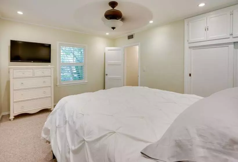 Bakersfield Oasis: Sweet Tropical Pool Setup!