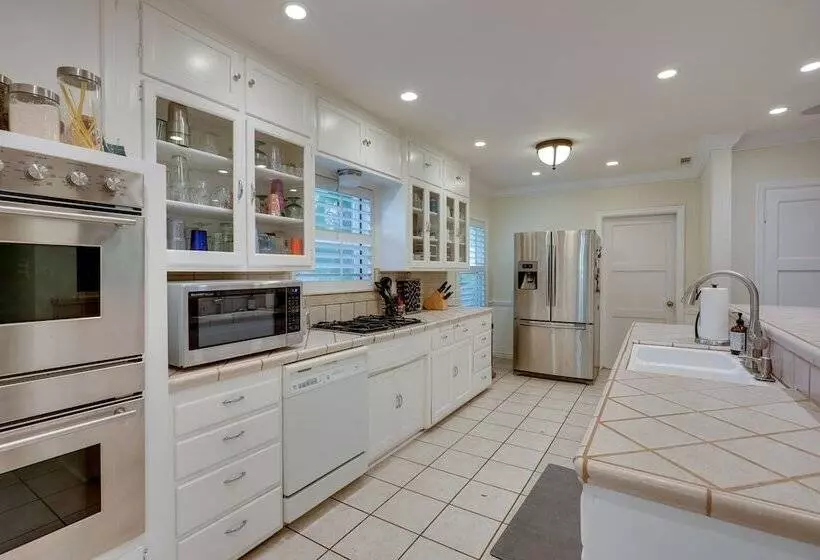 Bakersfield Oasis: Sweet Tropical Pool Setup!