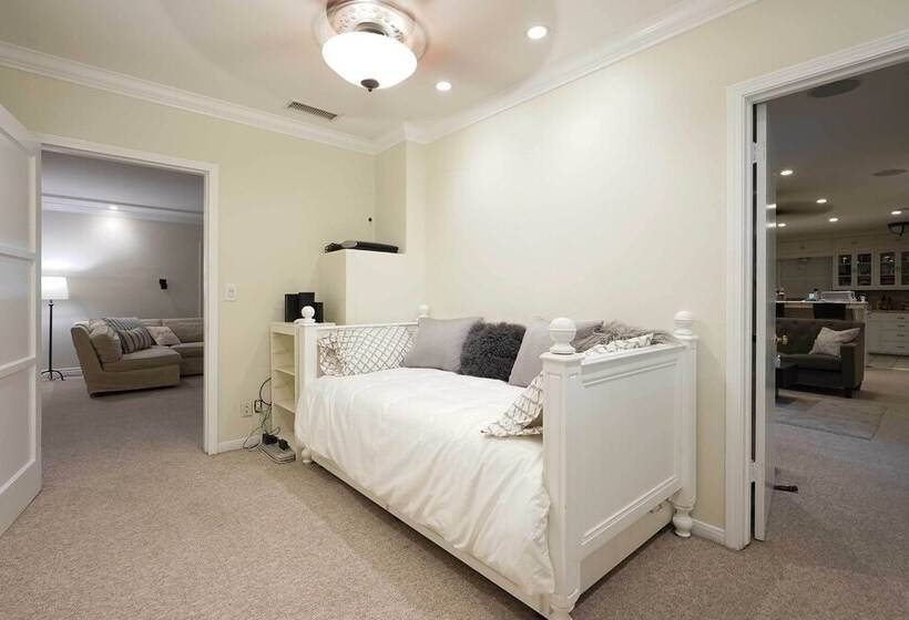 Bakersfield Oasis: Sweet Tropical Pool Setup!