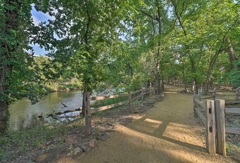 Elegant Nw Oklahoma City Home W/ Spacious Yard