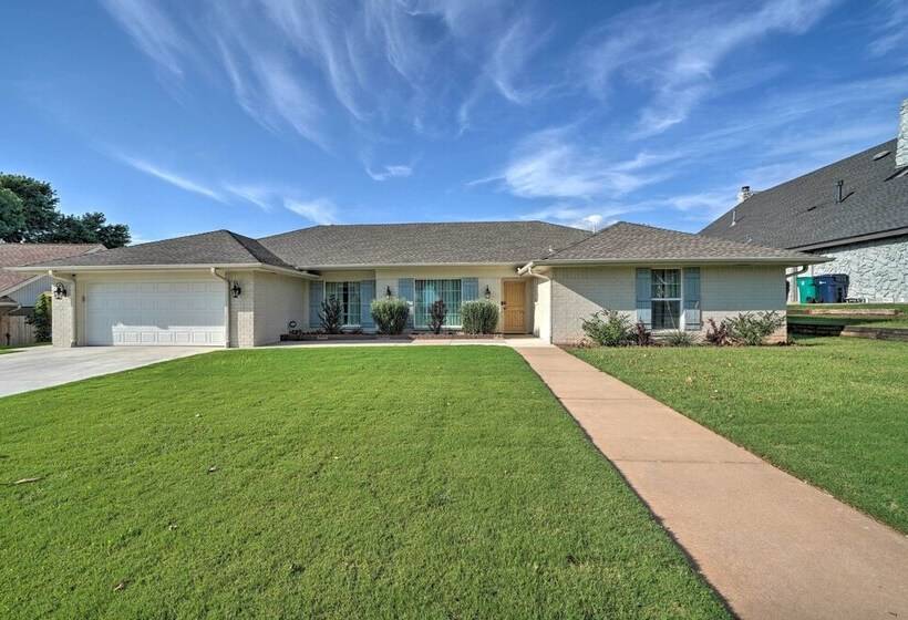 Elegant Nw Oklahoma City Home W/ Spacious Yard