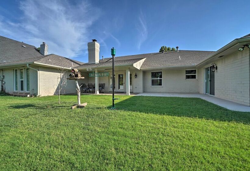 Elegant Nw Oklahoma City Home W/ Spacious Yard