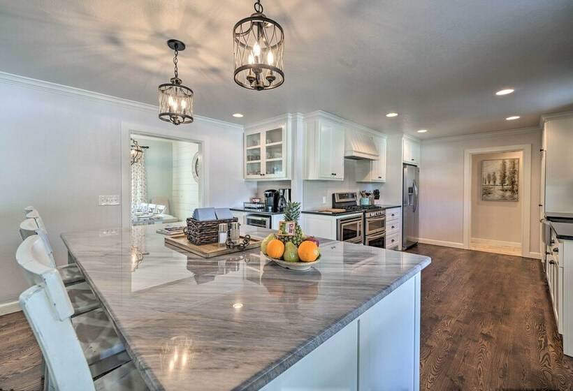 Elegant Nw Oklahoma City Home W/ Spacious Yard