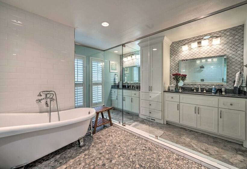 Elegant Nw Oklahoma City Home W/ Spacious Yard