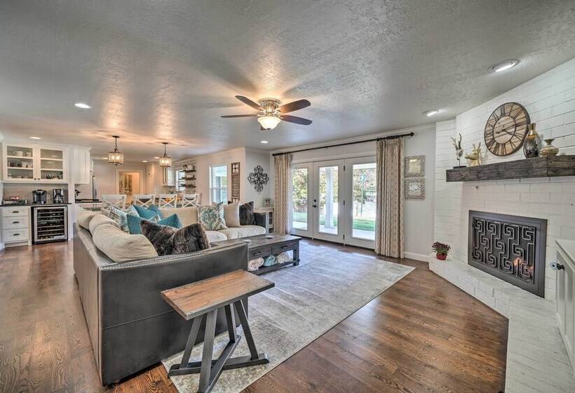 Elegant Nw Oklahoma City Home W/ Spacious Yard