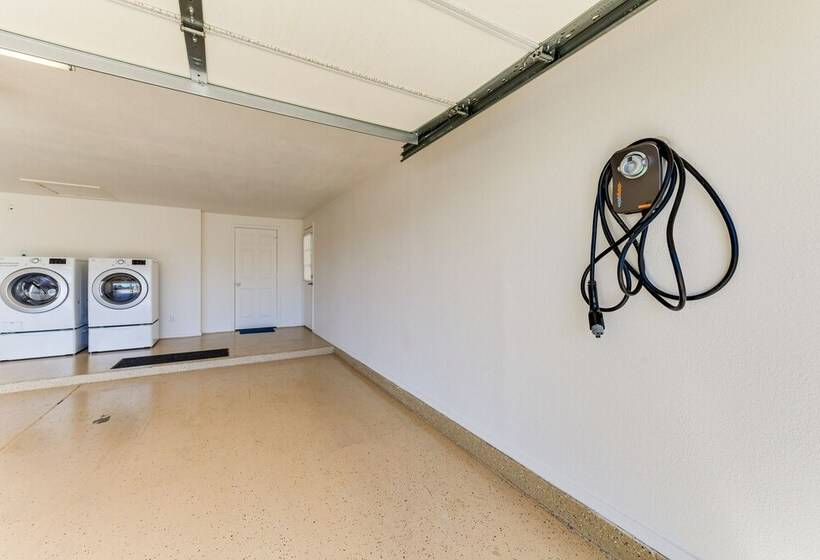 Chandler Retreat: Outdoor Pool, Patio & Media Room