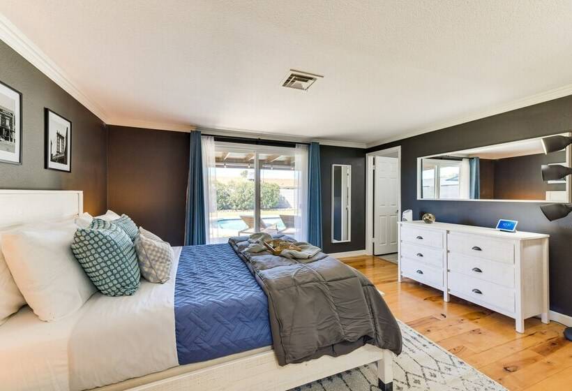 Chandler Retreat: Outdoor Pool, Patio & Media Room