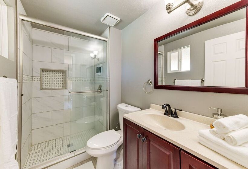 Chandler Retreat: Outdoor Pool, Patio & Media Room