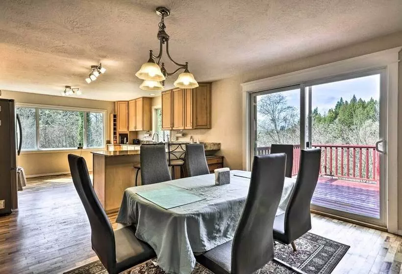 Charming Kelso Home W/ Proximity To Cowlitz River!