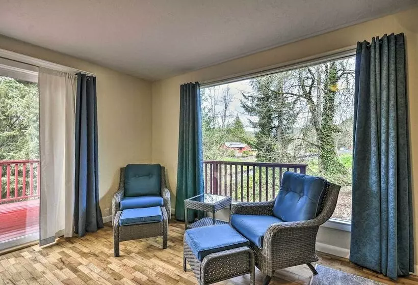 Charming Kelso Home W/ Proximity To Cowlitz River!