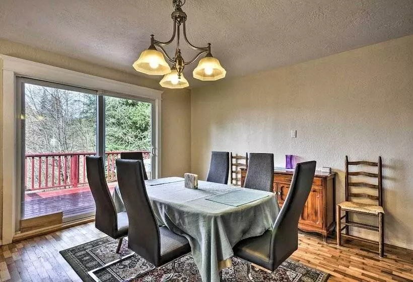 Charming Kelso Home W/ Proximity To Cowlitz River!