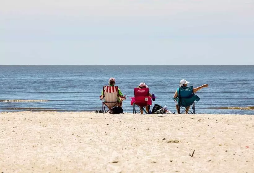 Cloud 9 On The Coast  < 1 Mi To Beach!