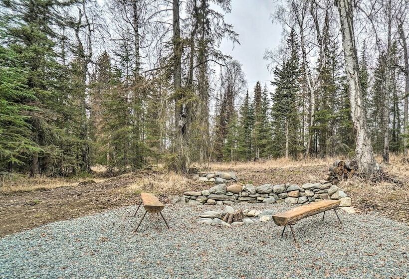 Cozy Downtown Soldotna Cabin: Dogs Welcome!