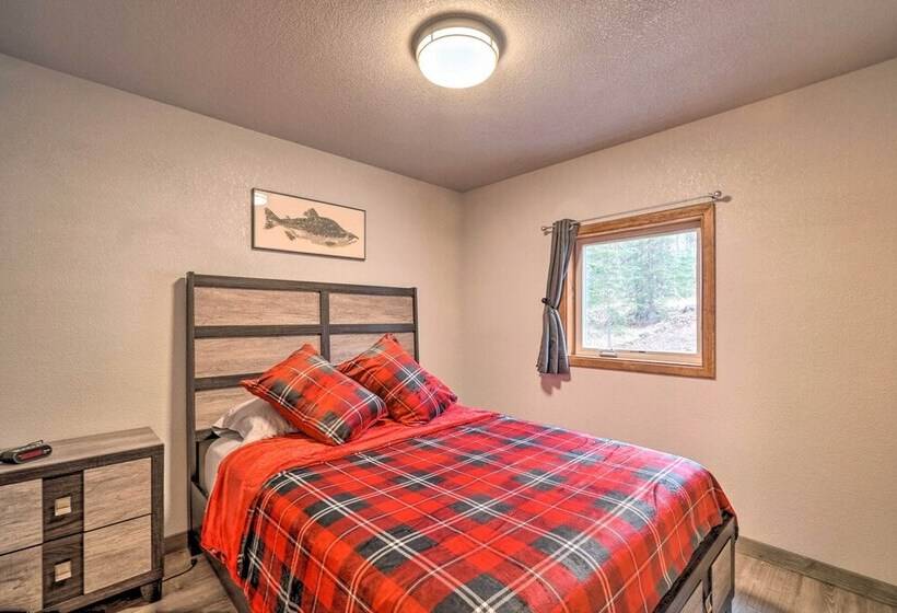 Cozy Downtown Soldotna Cabin: Dogs Welcome!