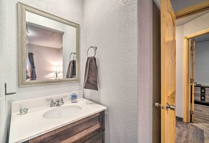 Cozy Downtown Soldotna Cabin: Dogs Welcome!