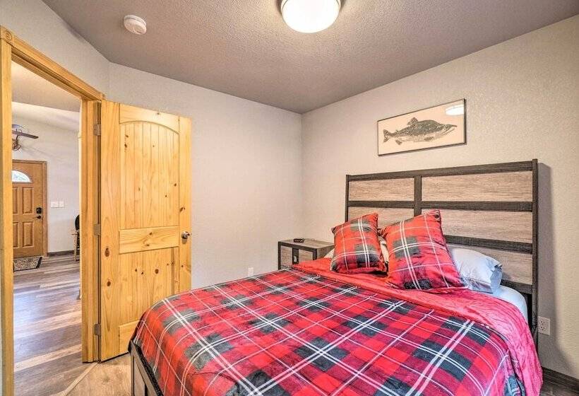 Cozy Downtown Soldotna Cabin: Dogs Welcome!