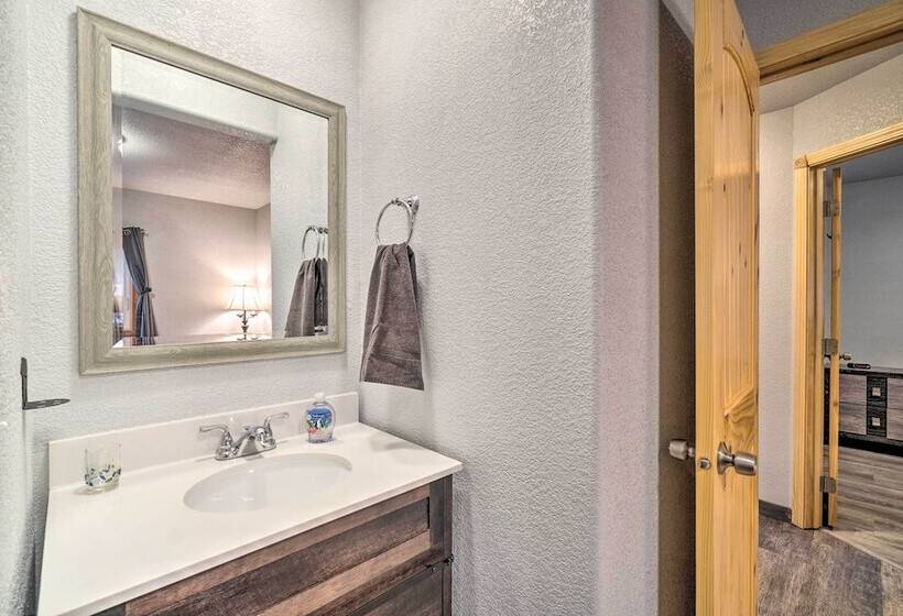 Cozy Downtown Soldotna Cabin: Dogs Welcome!