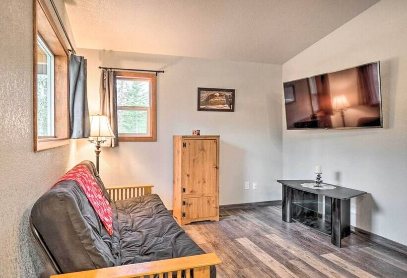 Cozy Downtown Soldotna Cabin: Dogs Welcome!