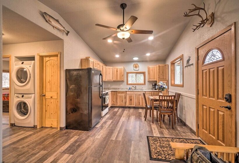 Cozy Downtown Soldotna Cabin: Dogs Welcome!