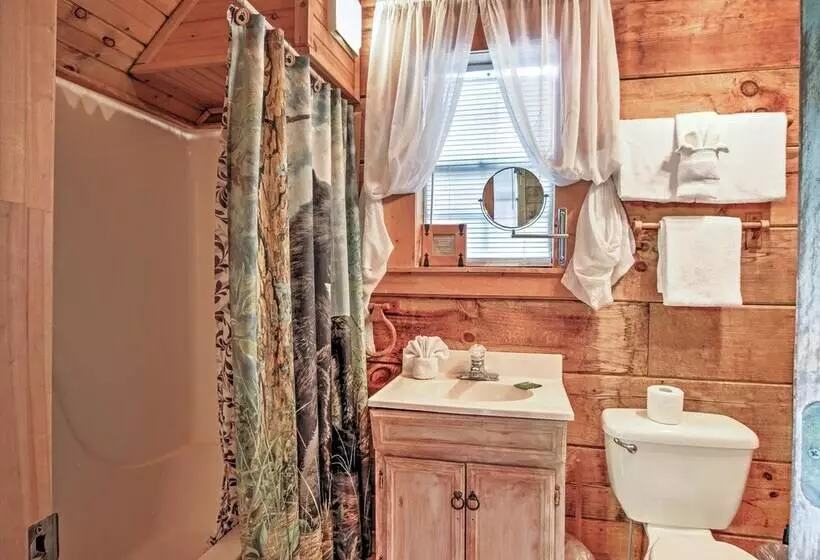 Secluded Sevierville Cabin W/ Hot Tub!
